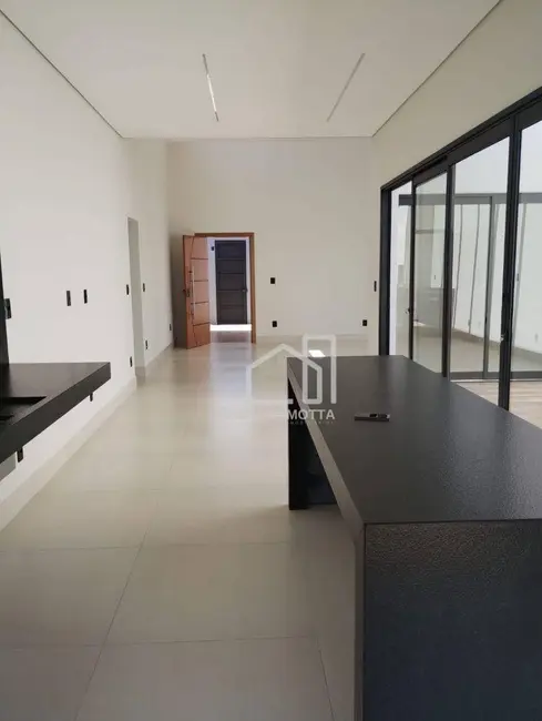 Foto 3 de Casa com 3 quartos à venda, 300m2 em Novo Mundo, Uberlandia - MG