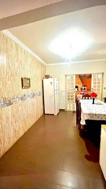 Sobrado com 4 quartos à venda, 250m2 em Luizote de Freitas, Uberlandia - MG - imagem 9 Foto 9 de Sobrado com 4 quartos à venda, 250m2 em Luizote de Freitas, Uberlandia - MG