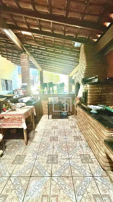 Foto 2 de Sobrado com 4 quartos à venda, 250m2 em Luizote de Freitas, Uberlandia - MG