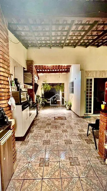 Foto 1 de Sobrado com 4 quartos à venda, 250m2 em Luizote de Freitas, Uberlandia - MG