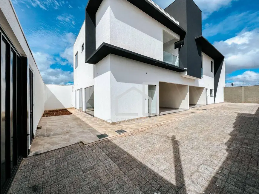 Foto 1 de Sobrado com 3 quartos à venda, 110m2 em Novo Mundo, Uberlandia - MG