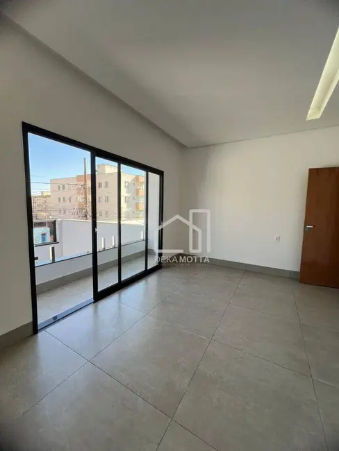 Foto 1 de Sobrado com 3 quartos à venda, 180m2 em Santa Mônica, Uberlandia - MG