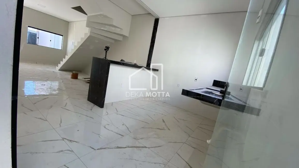 Foto 2 de Sobrado com 3 quartos à venda, 120m2 em Jardim Europa, Uberlandia - MG