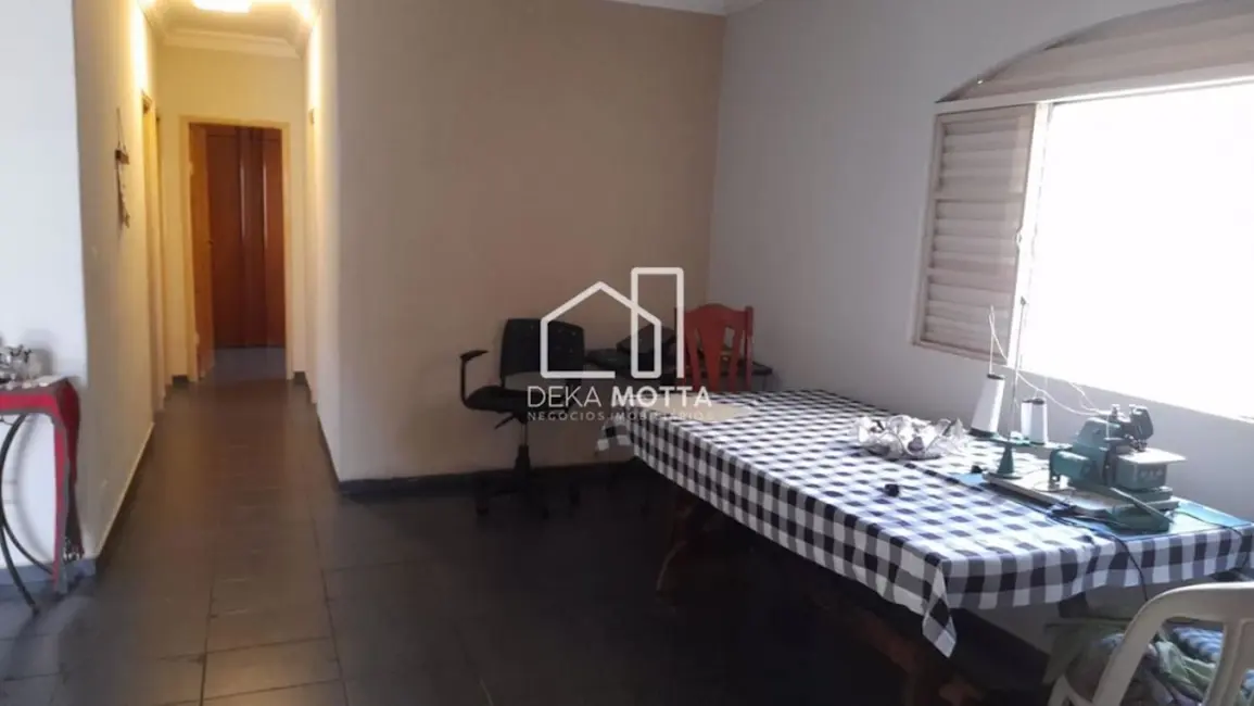 Foto 9 de Casa com 3 quartos à venda, 280m2 em Presidente Roosevelt, Uberlandia - MG
