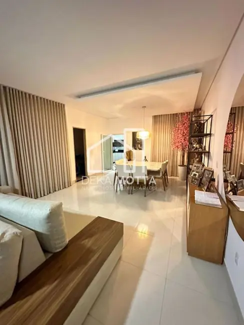 Foto 2 de Casa com 3 quartos à venda, 330m2 em Novo Mundo, Uberlandia - MG