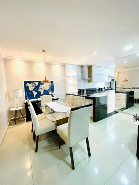 Foto 2 de Casa com 3 quartos à venda, 300m2 em Aclimação, Uberlandia - MG