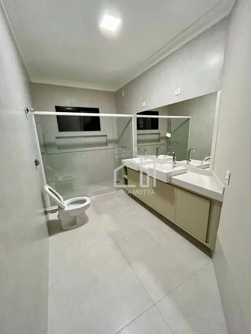 Sobrado com 4 quartos à venda, 306m2 em Aclimação, Uberlandia - MG - imagem 9 Foto 9 de Sobrado com 4 quartos à venda, 306m2 em Aclimação, Uberlandia - MG