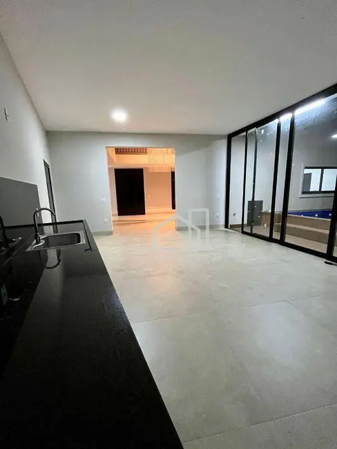 Sobrado com 4 quartos à venda, 306m2 em Aclimação, Uberlandia - MG - imagem 5 Foto 5 de Sobrado com 4 quartos à venda, 306m2 em Aclimação, Uberlandia - MG