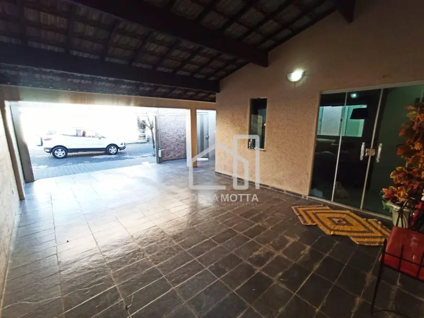 Foto 2 de Casa de Condomínio com 3 quartos à venda, 200m2 em Cidade Jardim, Uberlandia - MG