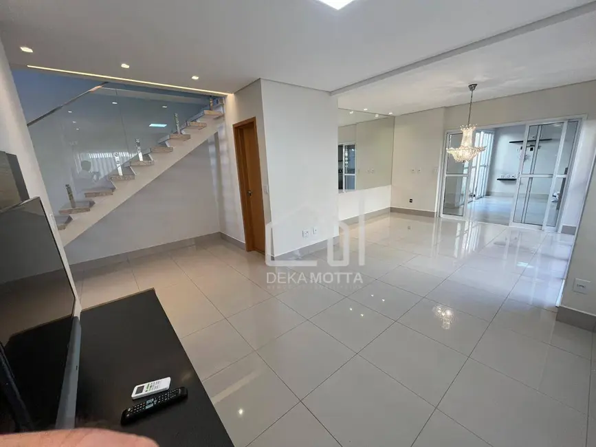Foto 2 de Casa de Condomínio com 3 quartos à venda, 189m2 em Granja Marileusa, Uberlandia - MG