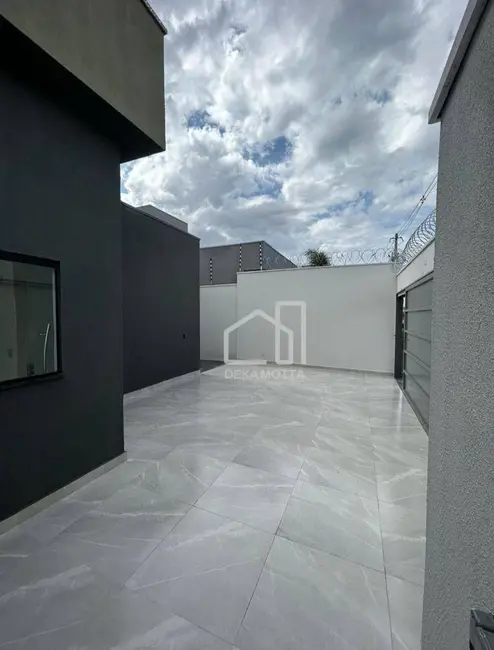 Foto 1 de Casa com 3 quartos à venda, 250m2 em Laranjeiras, Uberlandia - MG