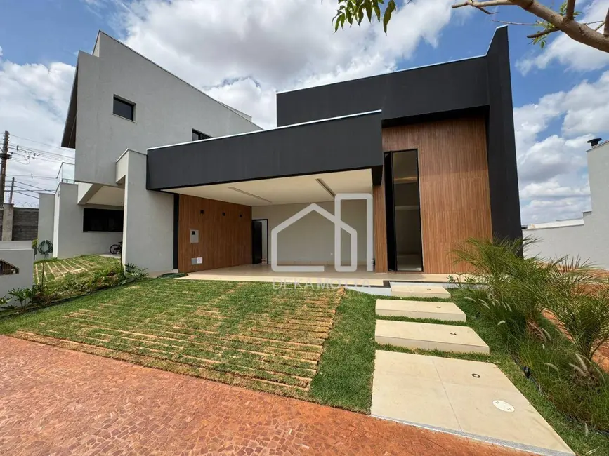 Foto 1 de Casa com 3 quartos à venda, 250m2 em Grand Ville, Uberlandia - MG