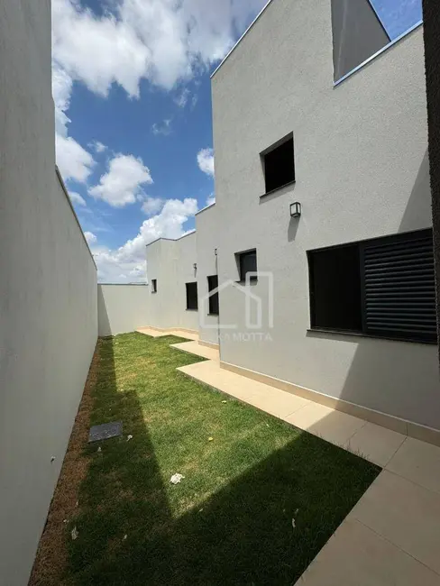Foto 2 de Casa com 3 quartos à venda, 250m2 em Grand Ville, Uberlandia - MG