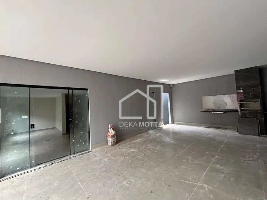 Foto 2 de Casa com 3 quartos à venda, 250m2 em Mansour, Uberlandia - MG