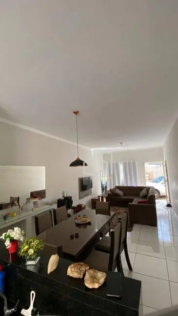 Foto 1 de Casa com 3 quartos à venda, 250m2 em Laranjeiras, Uberlandia - MG