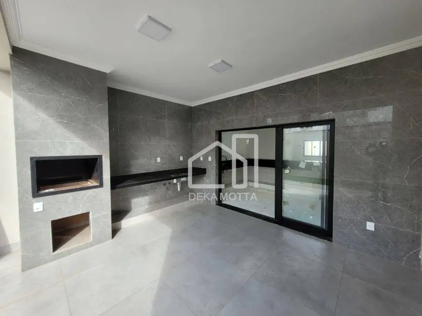 Foto 1 de Casa com 3 quartos à venda, 250m2 em Novo Mundo, Uberlandia - MG