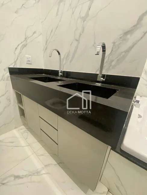 Foto 2 de Casa com 3 quartos à venda, 330m2 em Novo Mundo, Uberlandia - MG