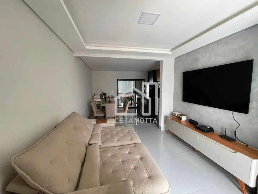 Foto 2 de Sobrado com 3 quartos à venda, 112m2 em Novo Mundo, Uberlandia - MG