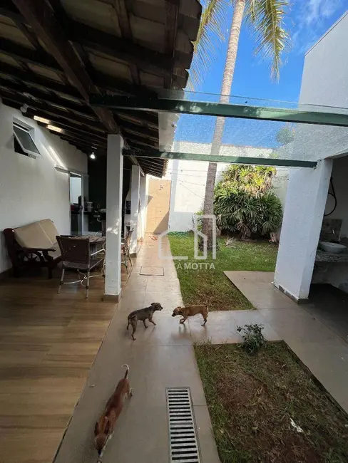 Casa com 3 quartos à venda, 250m2 em Cidade Jardim, Uberlandia - MG - imagem 2 Foto 2 de Casa com 3 quartos à venda, 250m2 em Cidade Jardim, Uberlandia - MG