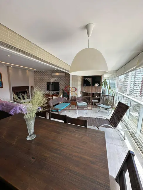Apartamento com 4 quartos para alugar, 180m2 em Gonzaga, Santos - SP - imagem 8 Foto 8 de Apartamento com 4 quartos para alugar, 180m2 em Gonzaga, Santos - SP