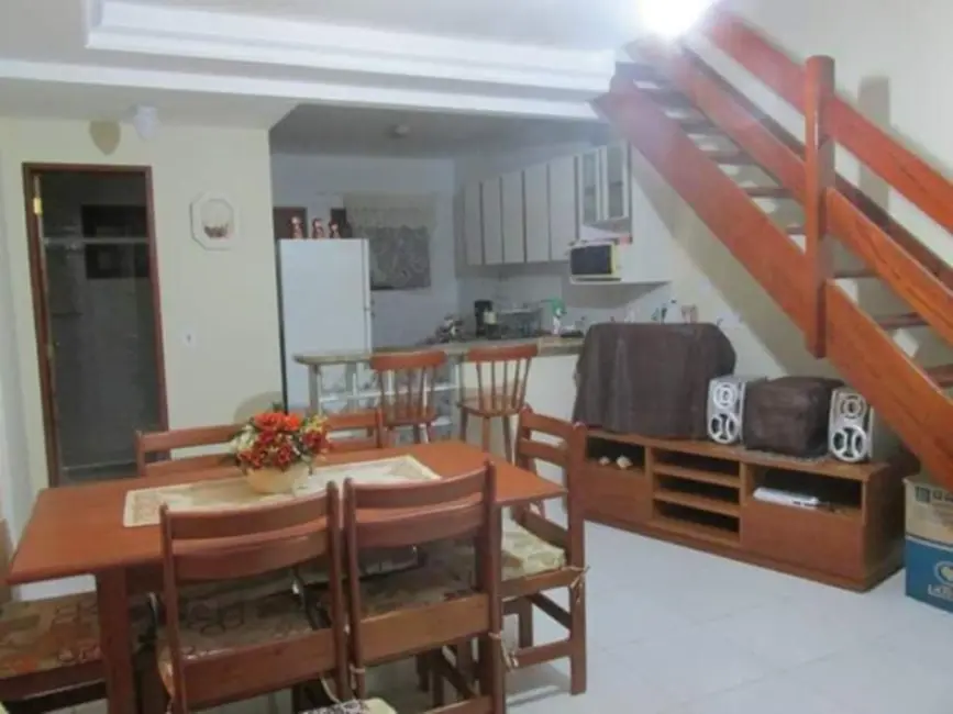 Foto 1 de Casa com 2 quartos à venda e para alugar, 90m2 em Peró, Cabo Frio - RJ