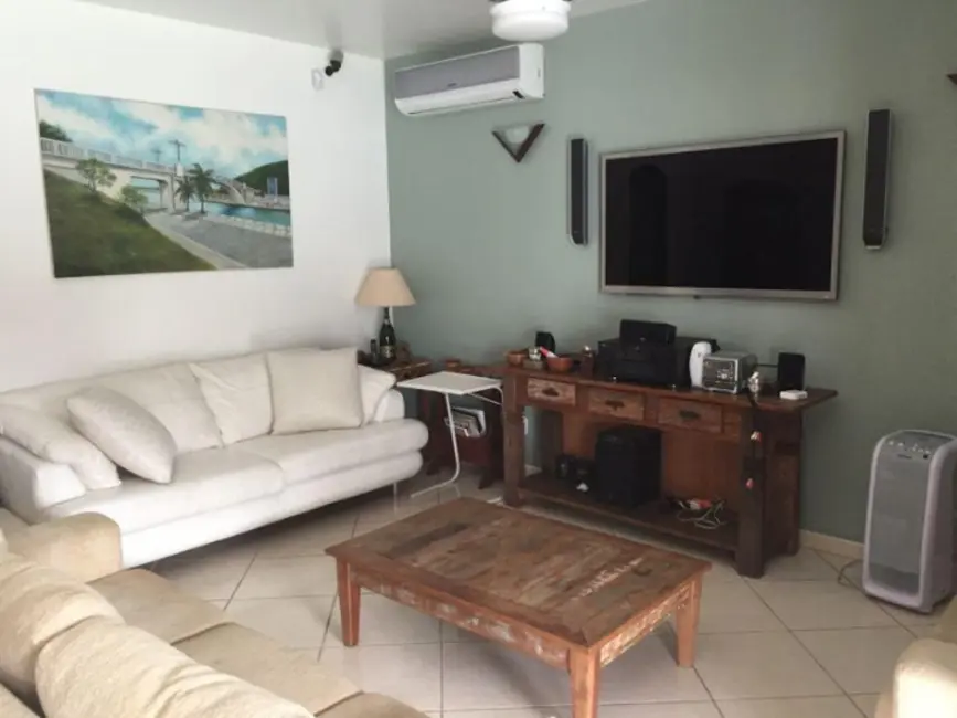 Foto 1 de Casa com 4 quartos à venda e para alugar, 400m2 em Cabo Frio - RJ