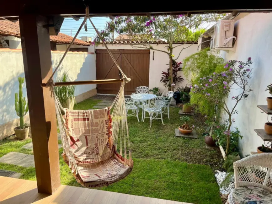 Foto 2 de Sobrado com 7 quartos à venda, 360m2 em Jardim Excelsior, Cabo Frio - RJ