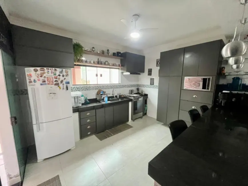 Casa com 3 quartos à venda, 350m2 em Cabo Frio - RJ - imagem 3 Foto 3 de Casa com 3 quartos à venda, 350m2 em Cabo Frio - RJ