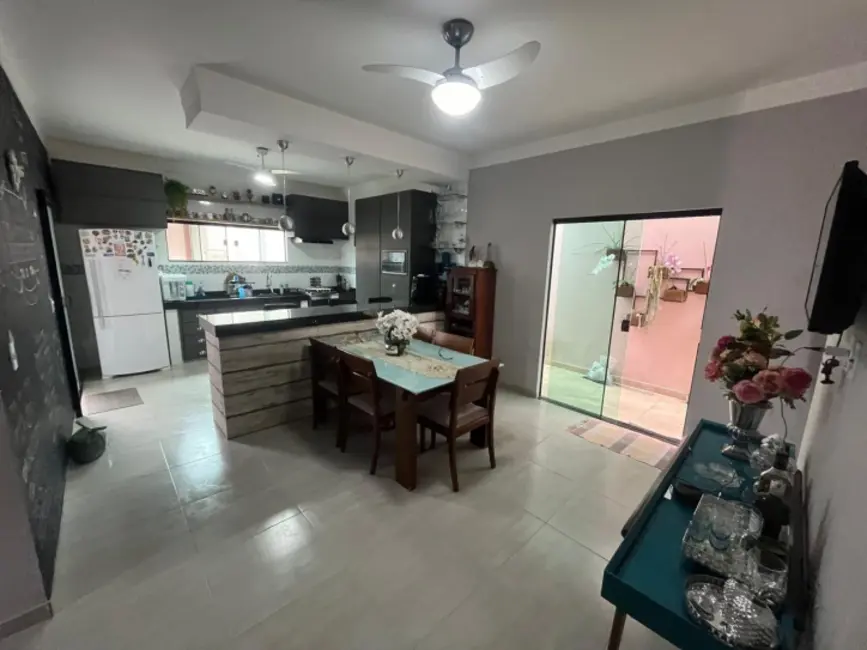 Casa com 3 quartos à venda, 350m2 em Cabo Frio - RJ - imagem 4 Foto 4 de Casa com 3 quartos à venda, 350m2 em Cabo Frio - RJ