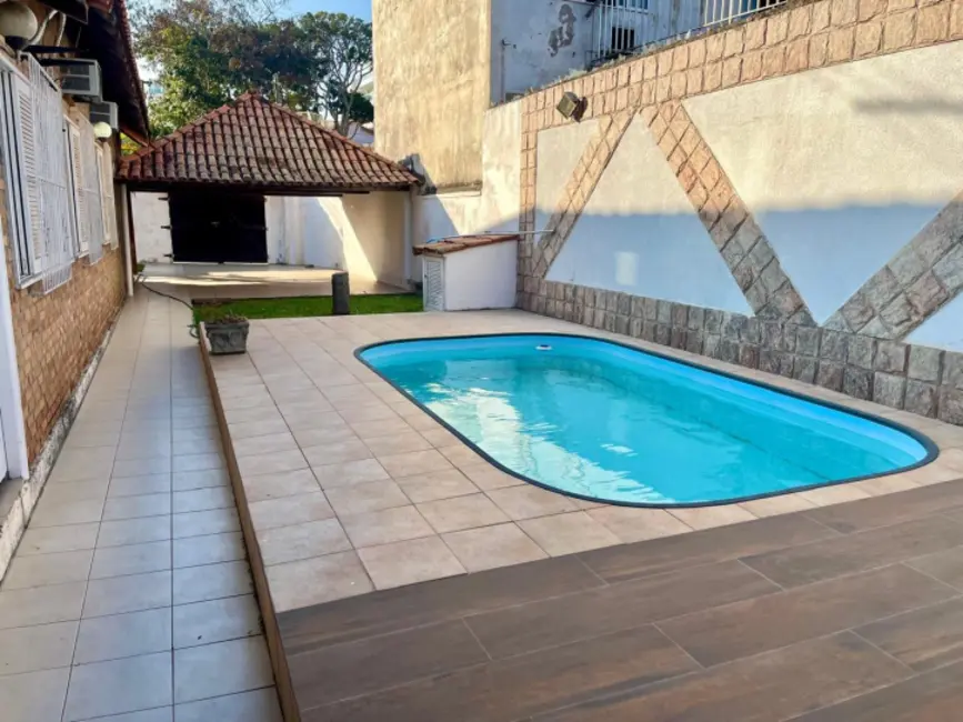 Casa com 4 quartos à venda, 180m2 em Centro, Cabo Frio - RJ - imagem 4 Foto 4 de Casa com 4 quartos à venda, 180m2 em Centro, Cabo Frio - RJ