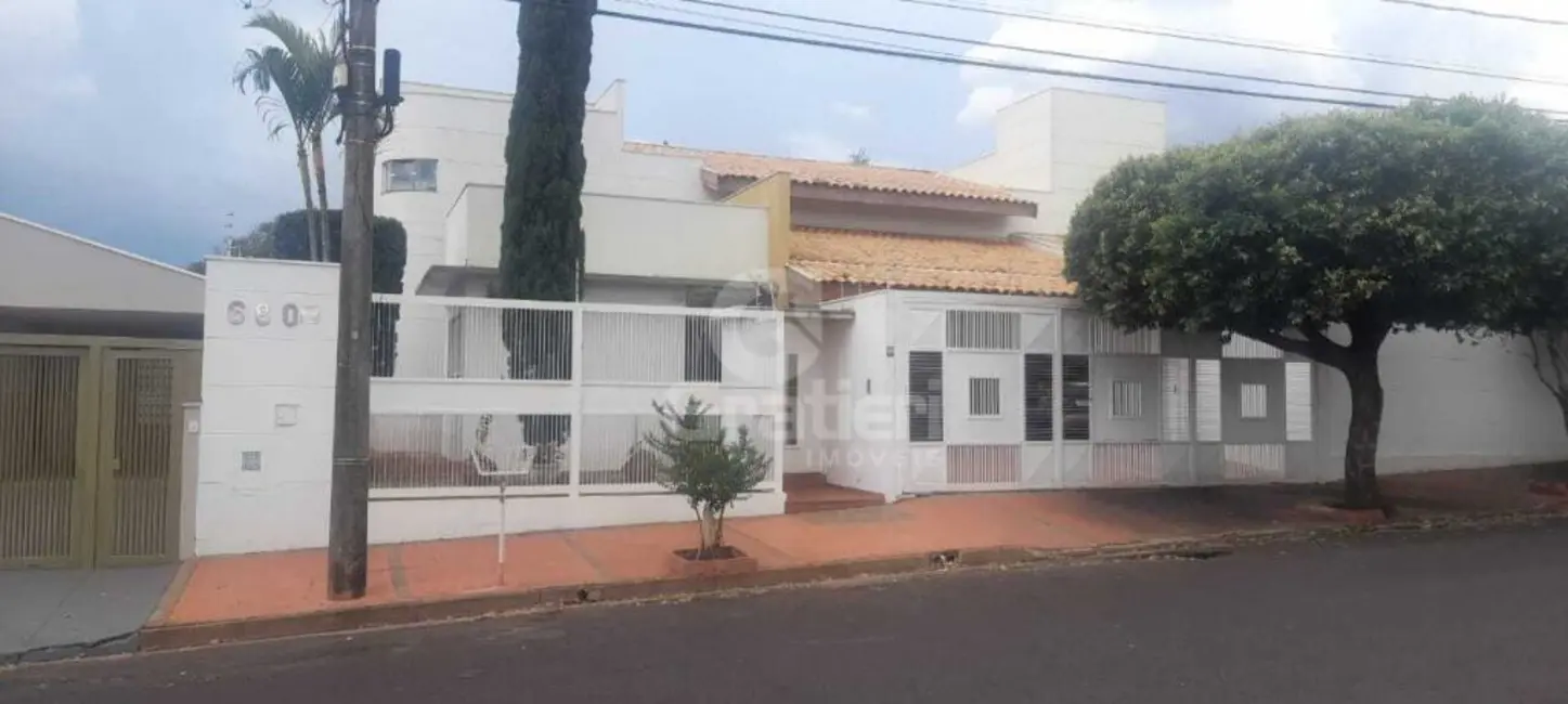 Foto 2 de Sobrado com 6 quartos para alugar, 450m2 em Vila Harmonia, Araraquara - SP