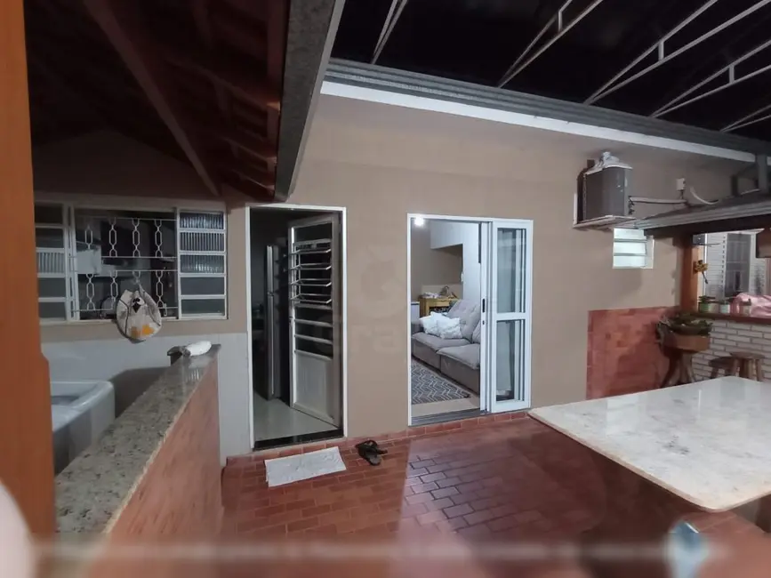 Casa com 3 quartos à venda, 227m2 em Jardim Santa Clara (Vila Xavier), Araraquara - SP - imagem 4 Foto 4 de Casa com 3 quartos à venda, 227m2 em Jardim Santa Clara (Vila Xavier), Araraquara - SP