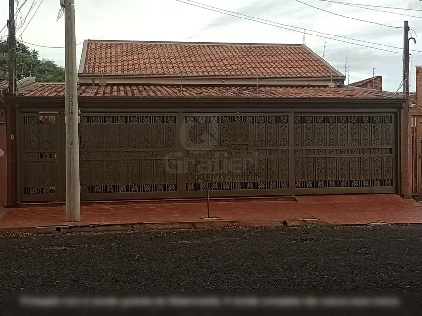 Casa com 3 quartos à venda, 227m2 em Jardim Santa Clara (Vila Xavier), Araraquara - SP - imagem 1 Foto 1 de Casa com 3 quartos à venda, 227m2 em Jardim Santa Clara (Vila Xavier), Araraquara - SP