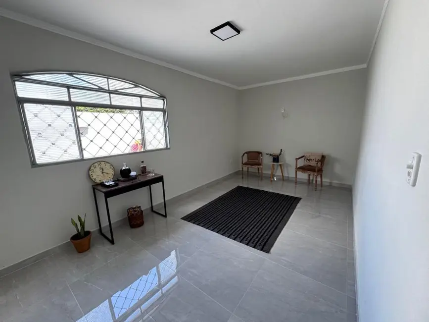 Casa com 3 quartos à venda, 121m2 em Jardim Tabapuã (Vila Xavier), Araraquara - SP - imagem 5 Foto 5 de Casa com 3 quartos à venda, 121m2 em Jardim Tabapuã (Vila Xavier), Araraquara - SP