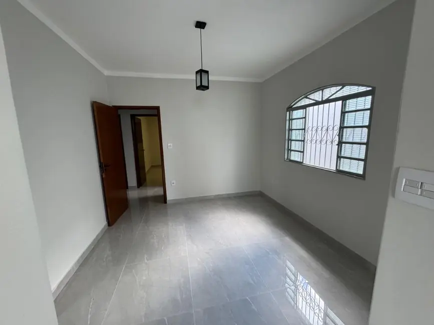 Casa com 3 quartos à venda, 121m2 em Jardim Tabapuã (Vila Xavier), Araraquara - SP - imagem 3 Foto 3 de Casa com 3 quartos à venda, 121m2 em Jardim Tabapuã (Vila Xavier), Araraquara - SP