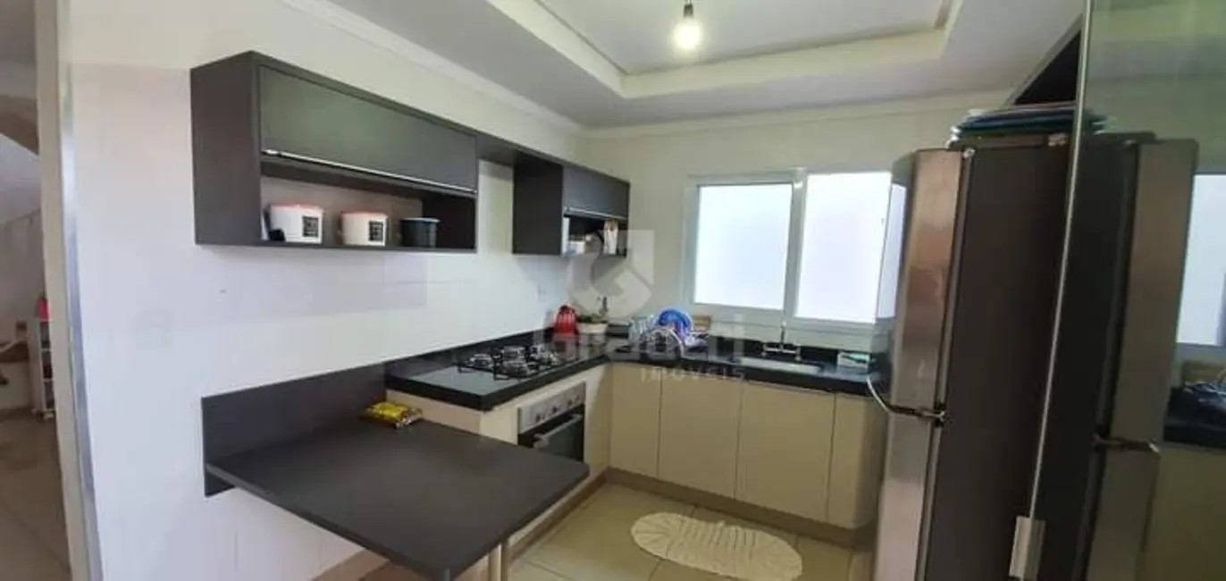 Sobrado com 3 quartos à venda, 135m2 em Jardim das Gaivotas, Araraquara - SP - imagem 2 Foto 2 de Sobrado com 3 quartos à venda, 135m2 em Jardim das Gaivotas, Araraquara - SP