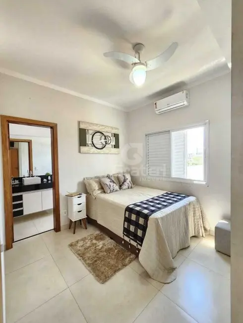 Foto 6 de Sobrado com 3 quartos à venda, 239m2 em Residencial Village Damha II, Araraquara - SP