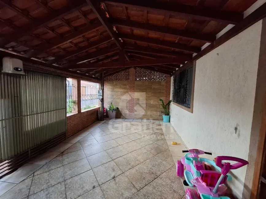 Casa com 3 quartos à venda, 177m2 em Jardim Maria Luiza, Araraquara - SP - imagem 3 Foto 3 de Casa com 3 quartos à venda, 177m2 em Jardim Maria Luiza, Araraquara - SP