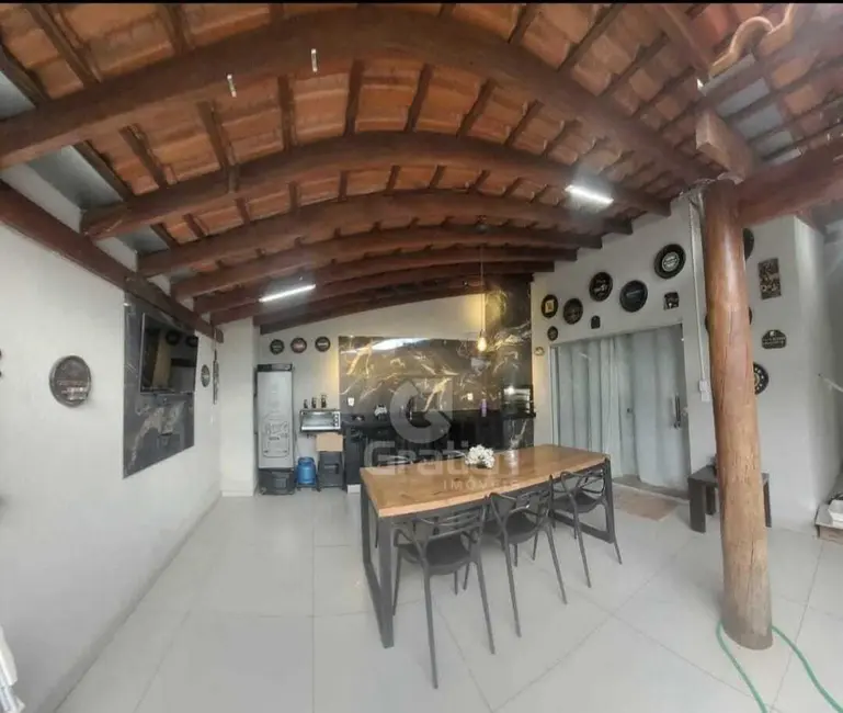Casa com 2 quartos à venda, 148m2 em Conjunto Habitacional Victório de Santi, Araraquara - SP - imagem 1 Foto 1 de Casa com 2 quartos à venda, 148m2 em Conjunto Habitacional Victório de Santi, Araraquara - SP