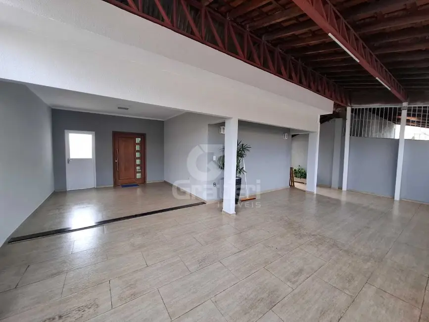 Casa com 3 quartos à venda, 225m2 em Jardim Almeida, Araraquara - SP - imagem 2 Foto 2 de Casa com 3 quartos à venda, 225m2 em Jardim Almeida, Araraquara - SP