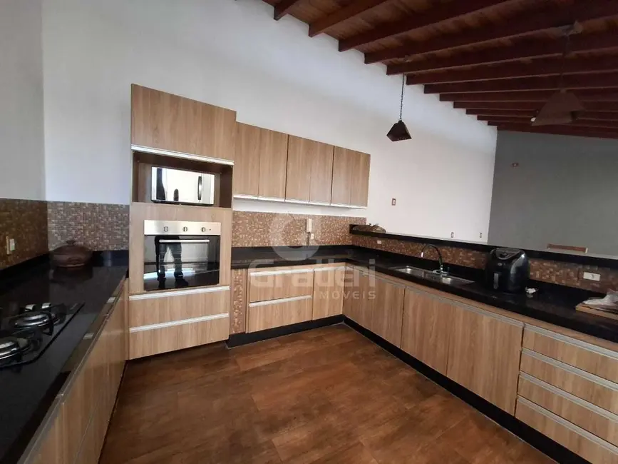 Casa com 3 quartos à venda, 225m2 em Jardim Almeida, Araraquara - SP - imagem 4 Foto 4 de Casa com 3 quartos à venda, 225m2 em Jardim Almeida, Araraquara - SP