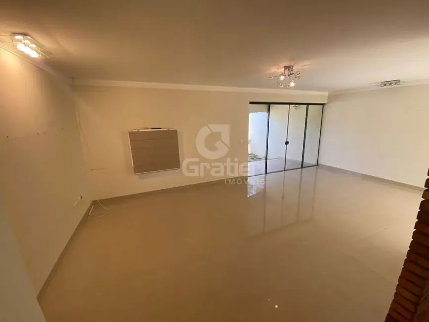 Casa com 4 quartos à venda, 286m2 em Centro, Araraquara - SP - imagem 4 Foto 4 de Casa com 4 quartos à venda, 286m2 em Centro, Araraquara - SP