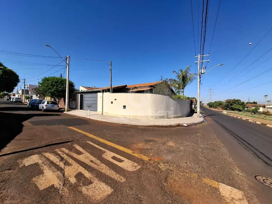 Casa com 3 quartos à venda, 125m2 em Jardim Portugal, Araraquara - SP - imagem 4 Foto 4 de Casa com 3 quartos à venda, 125m2 em Jardim Portugal, Araraquara - SP