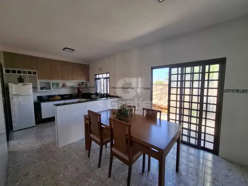 Casa com 3 quartos à venda, 125m2 em Jardim Portugal, Araraquara - SP - imagem 8 Foto 8 de Casa com 3 quartos à venda, 125m2 em Jardim Portugal, Araraquara - SP