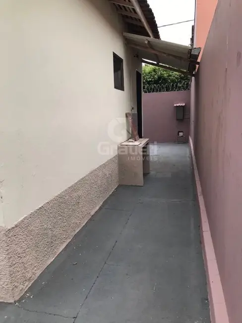 Casa com 2 quartos à venda, 119m2 em Jardim Roberto Selmi Dei, Araraquara - SP - imagem 2 Foto 2 de Casa com 2 quartos à venda, 119m2 em Jardim Roberto Selmi Dei, Araraquara - SP