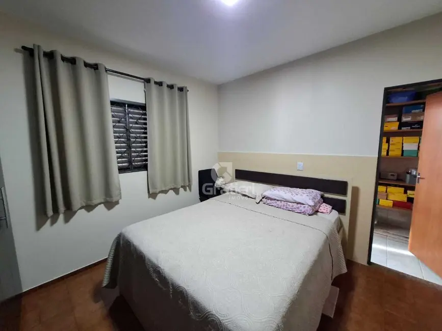 Casa com 2 quartos à venda, 150m2 em Jardim Tabapuã (Vila Xavier), Araraquara - SP - imagem 4 Foto 4 de Casa com 2 quartos à venda, 150m2 em Jardim Tabapuã (Vila Xavier), Araraquara - SP