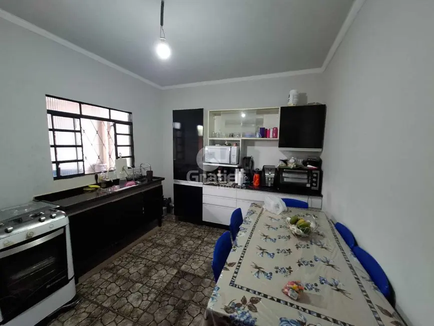 Casa com 2 quartos à venda, 79m2 em Jardim Portugal, Araraquara - SP - imagem 5 Foto 5 de Casa com 2 quartos à venda, 79m2 em Jardim Portugal, Araraquara - SP