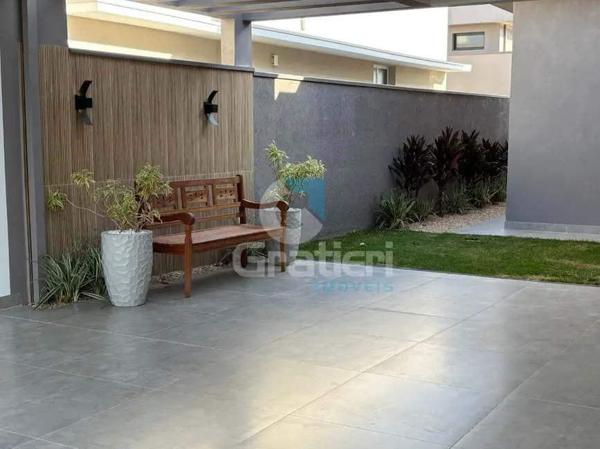 Casa de Condomínio com 3 quartos à venda, 165m2 em Residencial Village Damha III, Araraquara - SP - imagem 2 Foto 2 de Casa de Condomínio com 3 quartos à venda, 165m2 em Residencial Village Damha III, Araraquara - SP