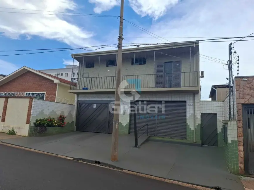 Sobrado com 3 quartos à venda, 247m2 em Centro, Araraquara - SP - imagem 2 Foto 2 de Sobrado com 3 quartos à venda, 247m2 em Centro, Araraquara - SP