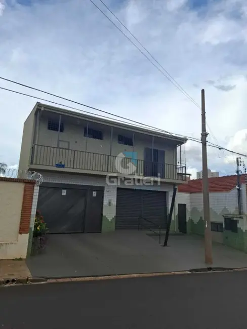 Sobrado com 3 quartos à venda, 247m2 em Centro, Araraquara - SP - imagem 3 Foto 3 de Sobrado com 3 quartos à venda, 247m2 em Centro, Araraquara - SP